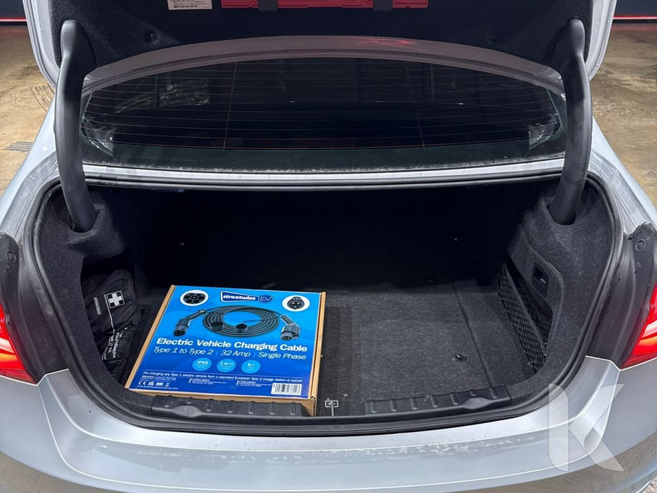 2016 BMW 3 Series - image 13