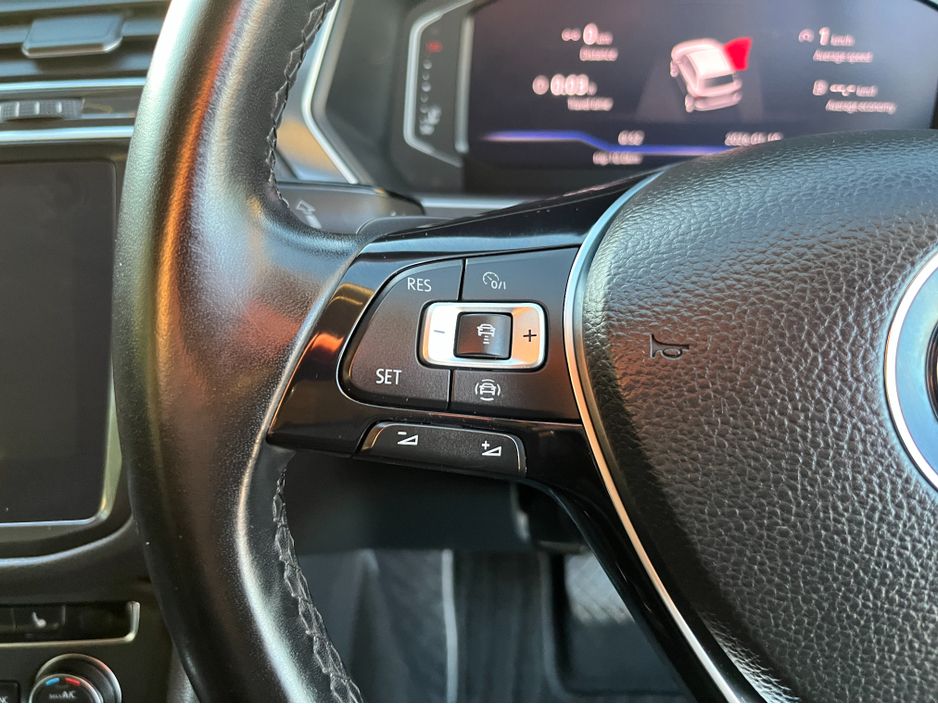 2019 Volkswagen Tiguan HIGHLINE 4MOTION AUTOMATIC 2.0 DIESEL //HIGH SPEC//360 PARKING CAMERAS//FRONT AND REAR HEATED SEATS//POWER TAILGATE//HEAD UP DISPLAY//