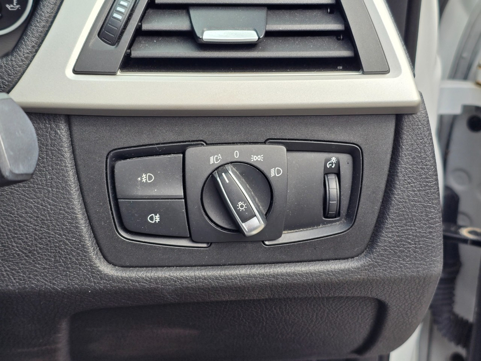 2017 BMW 3 Series - image 11