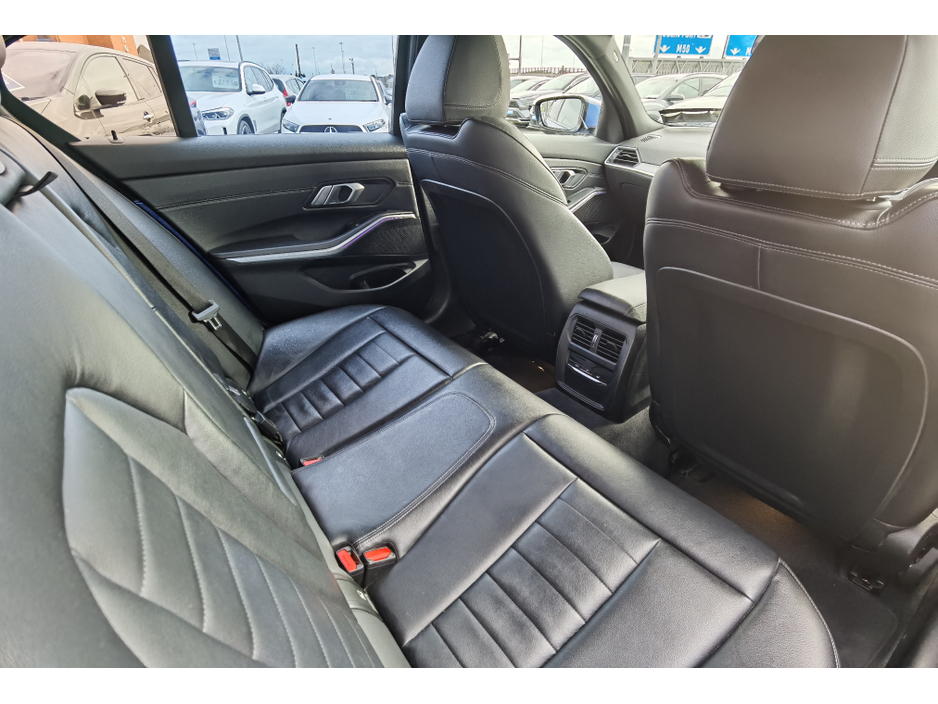 2019 BMW 3 Series - image 11