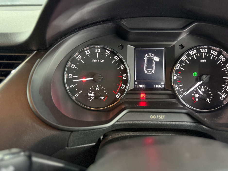 2015 Skoda Octavia - image 25