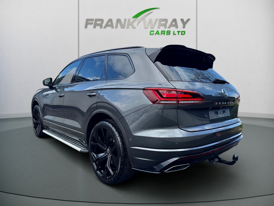 2019 Volkswagen Touareg - image 5