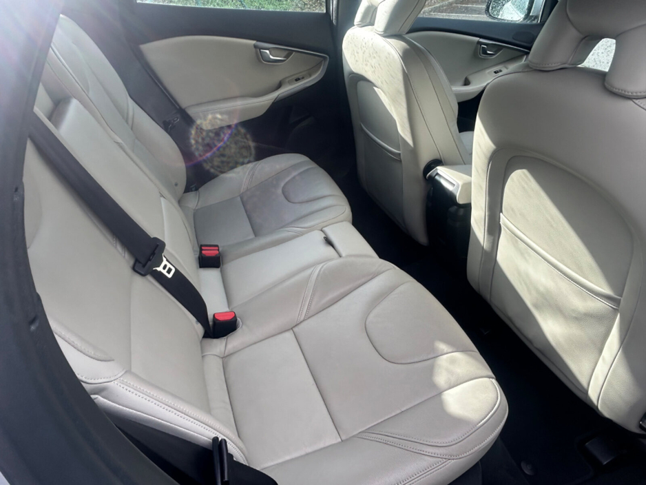 2014 Volvo V40 - image 7