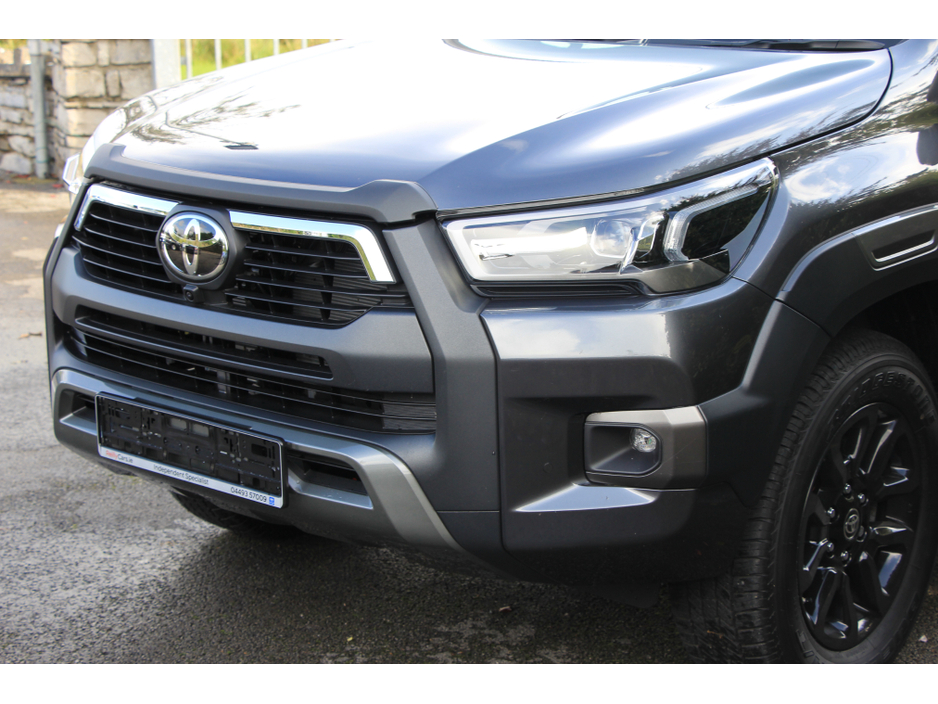 2025 Toyota Hilux Invincible X * Roll cover and bars inc €66,358