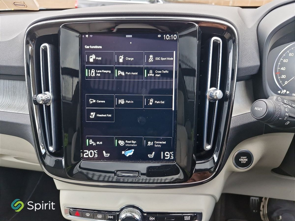 2021 Volvo XC40 - image 15