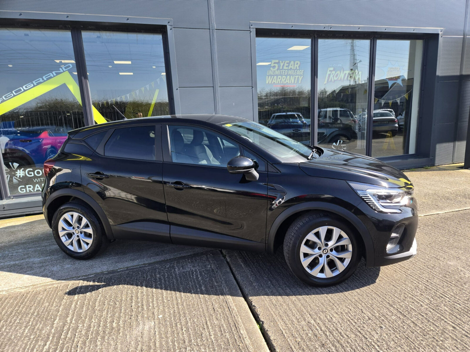 2022 Renault Captur - image 2