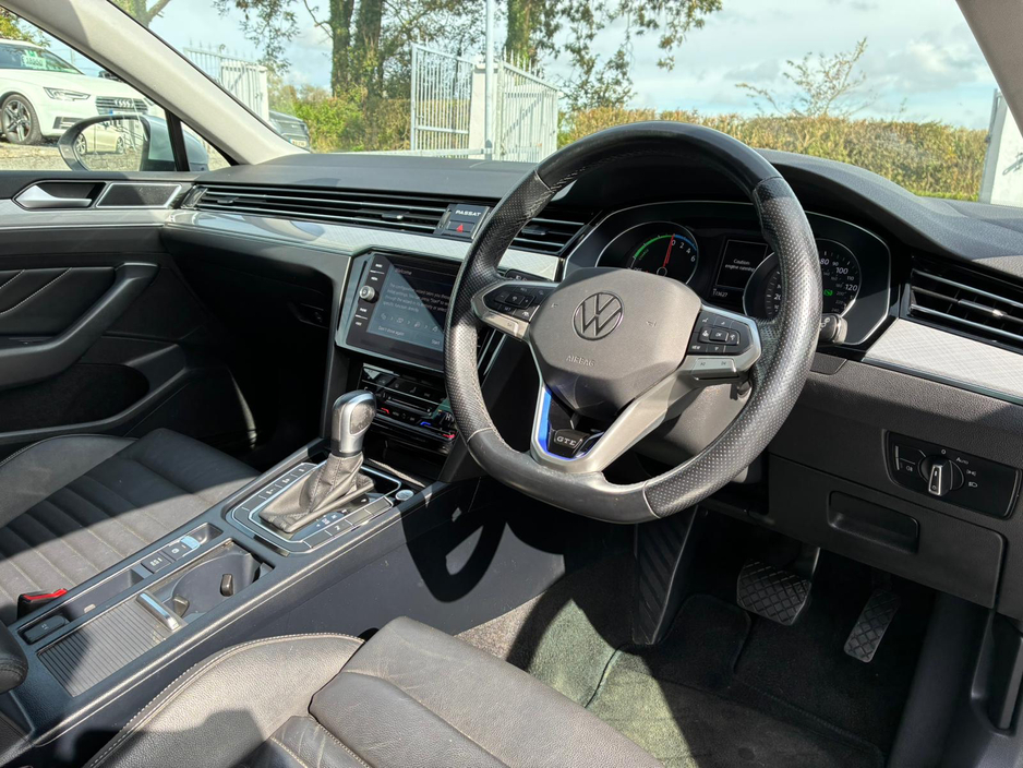 2022 Volkswagen Passat - image 5
