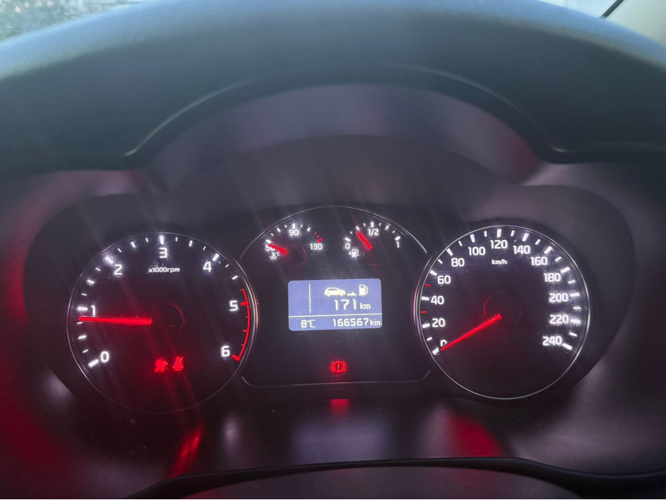 2016 Kia Carens - image 13