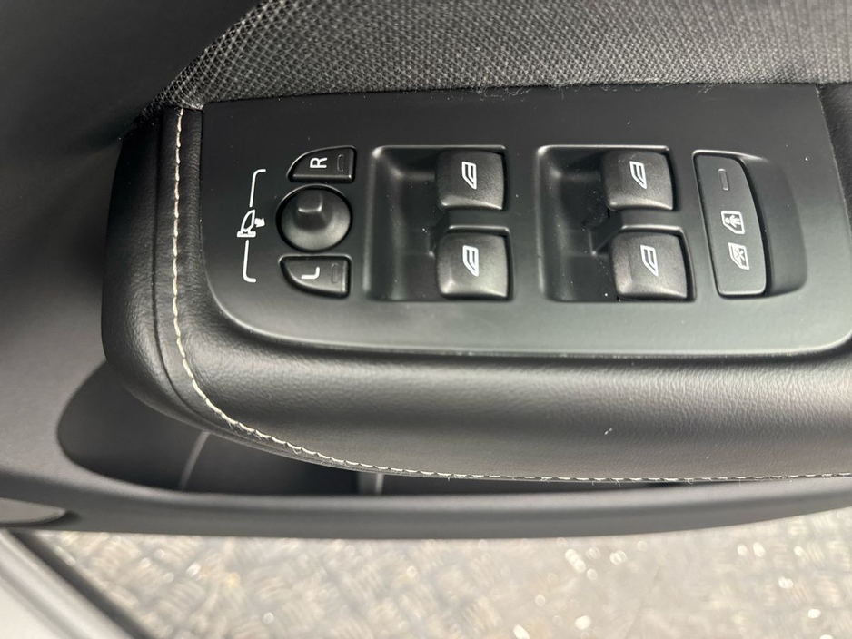 2023 Volvo XC60 - image 23