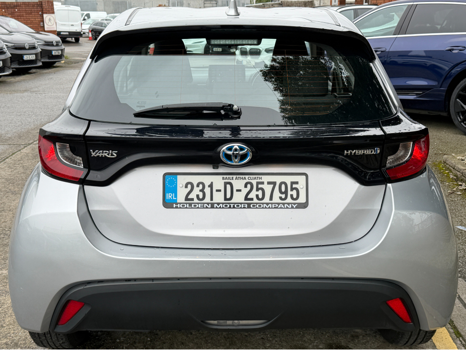 2023 Toyota Yaris - image 10