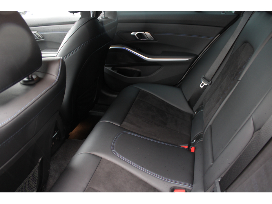 2020 BMW 3 Series - image 24