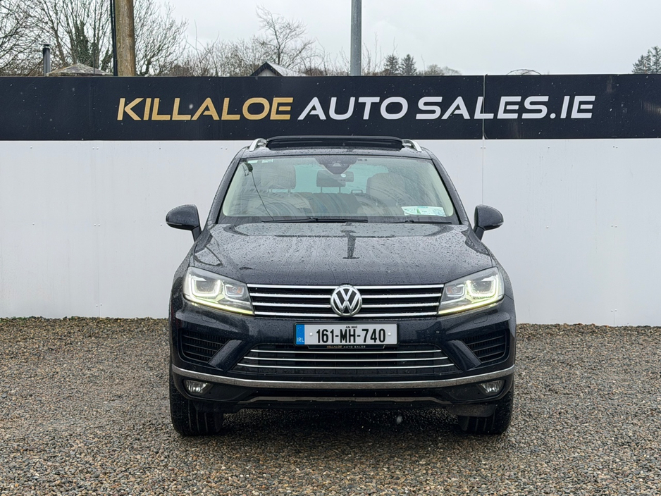 2016 Volkswagen Touareg - image 2