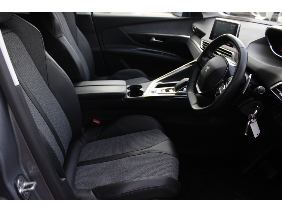 2020 Peugeot 5008 - image 11