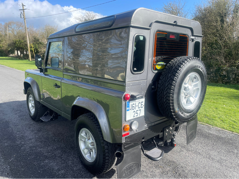 2016 Land Rover Defender - image 10