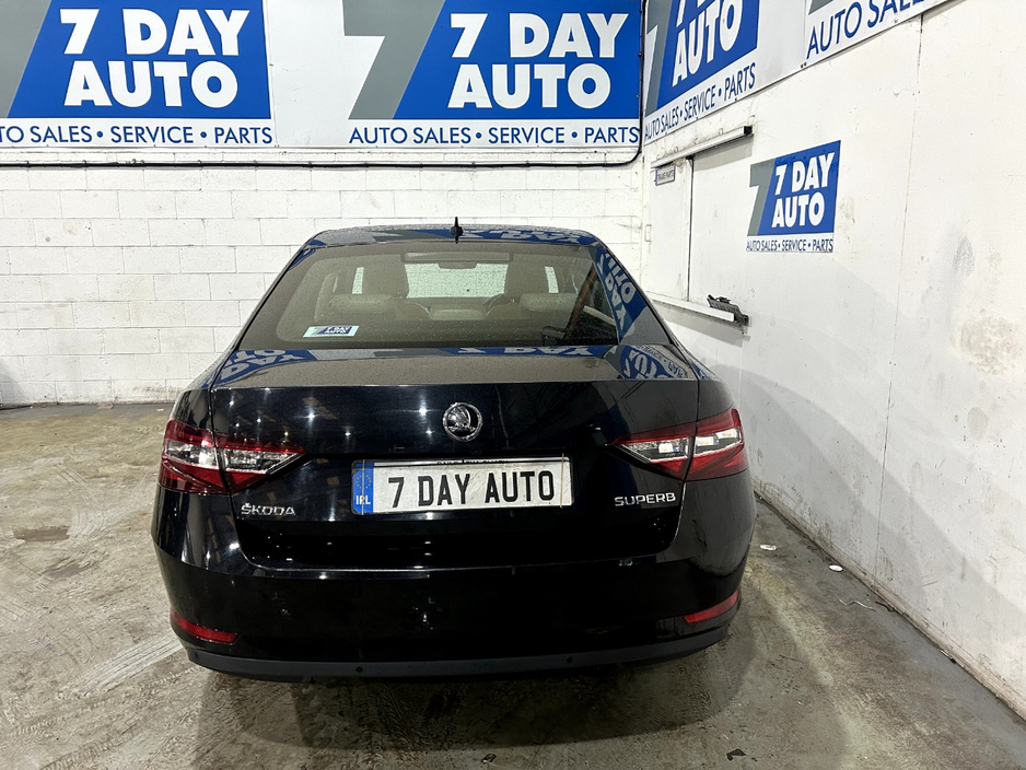 2018 Skoda Superb - image 6
