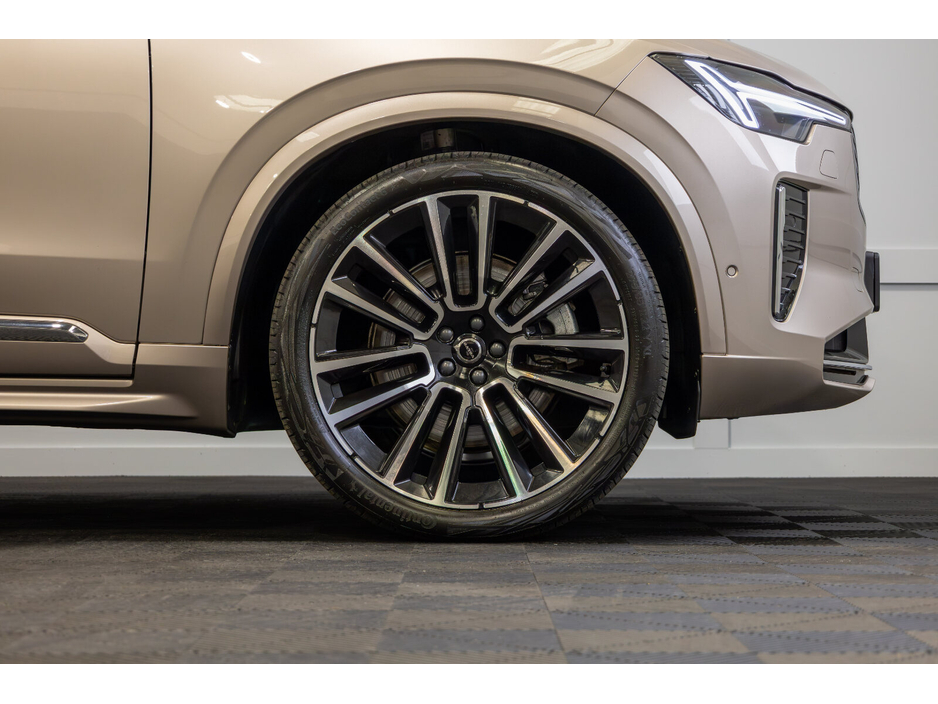 2025 Volvo XC90 - image 7