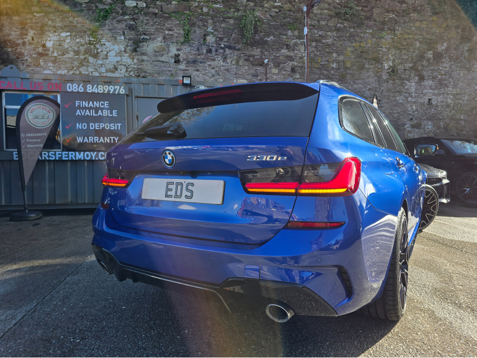 2022 BMW 3 Series - image 3