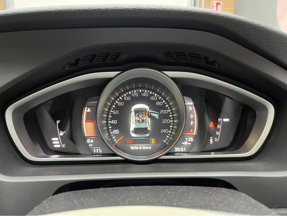 2016 Volvo V40 - image 21