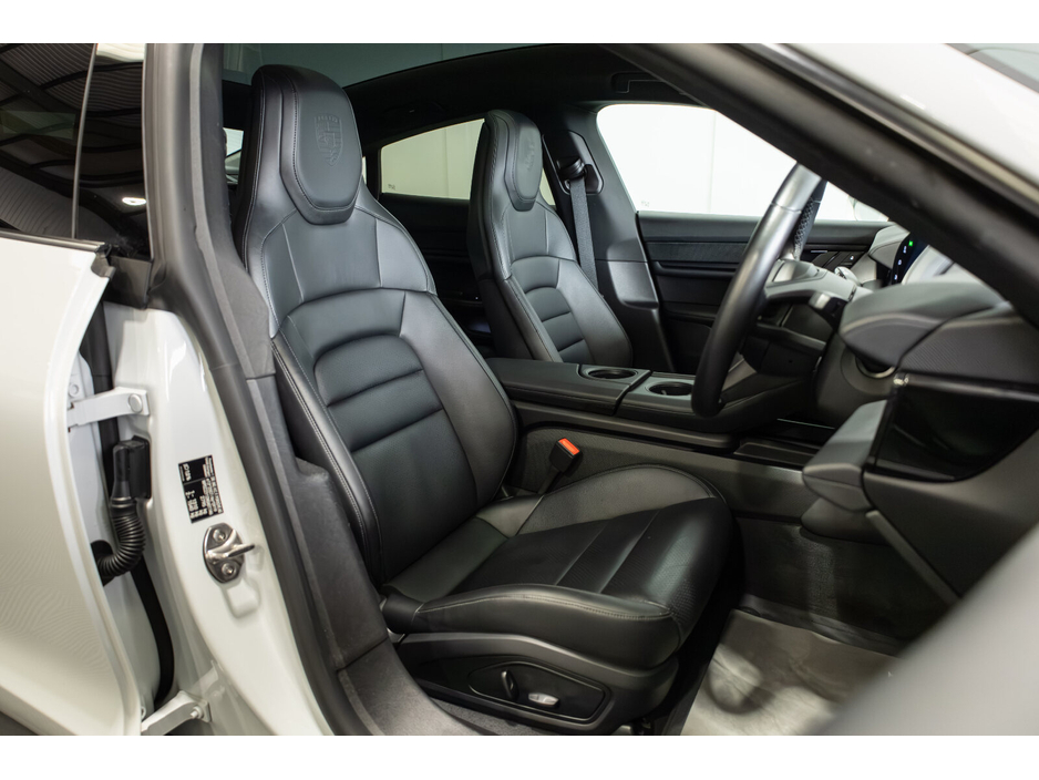 2022 Porsche Taycan - image 10