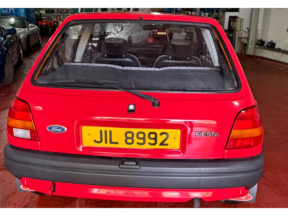 1994 Ford Fiesta - image 8