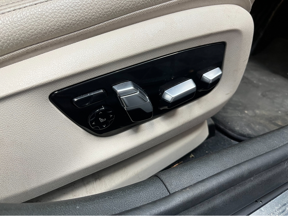 2017 BMW 5 Series - image 13