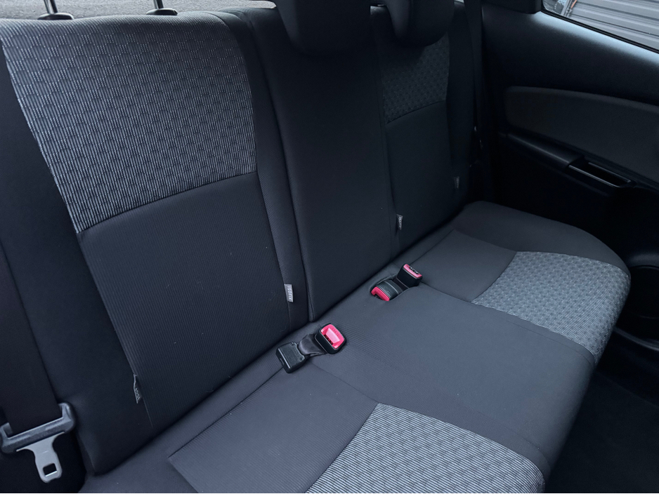 2016 Toyota Yaris - image 10