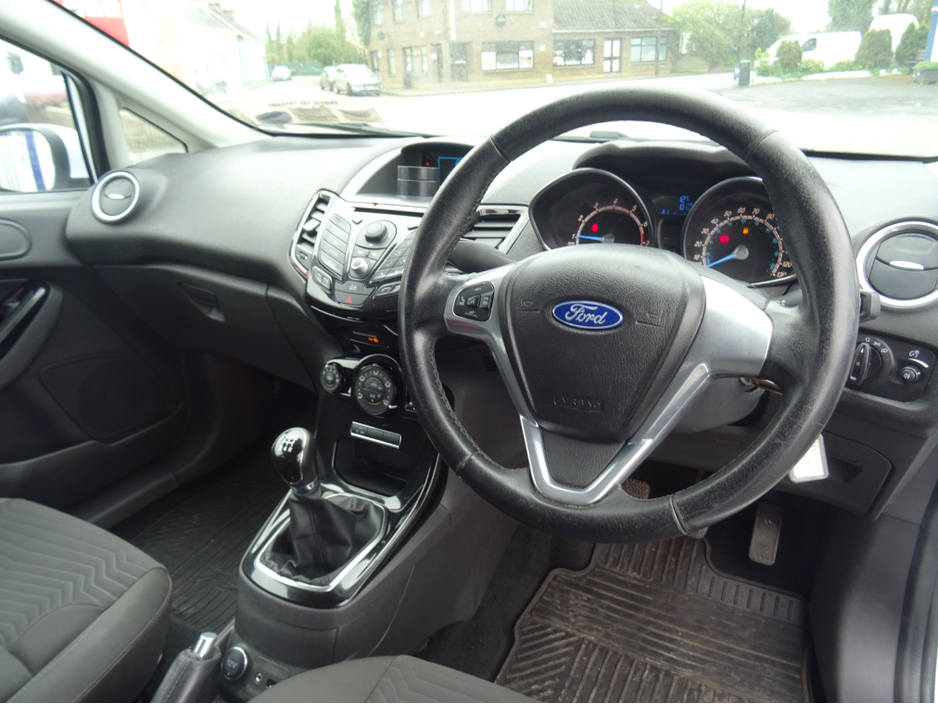 2014 Ford Fiesta - image 9