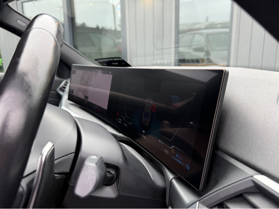 2023 BMW 3 Series - image 24