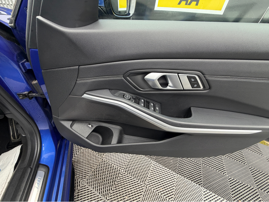 2020 BMW 3 Series - image 26