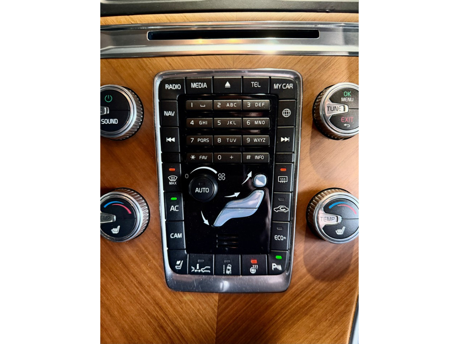 2017 Volvo XC60 - image 23