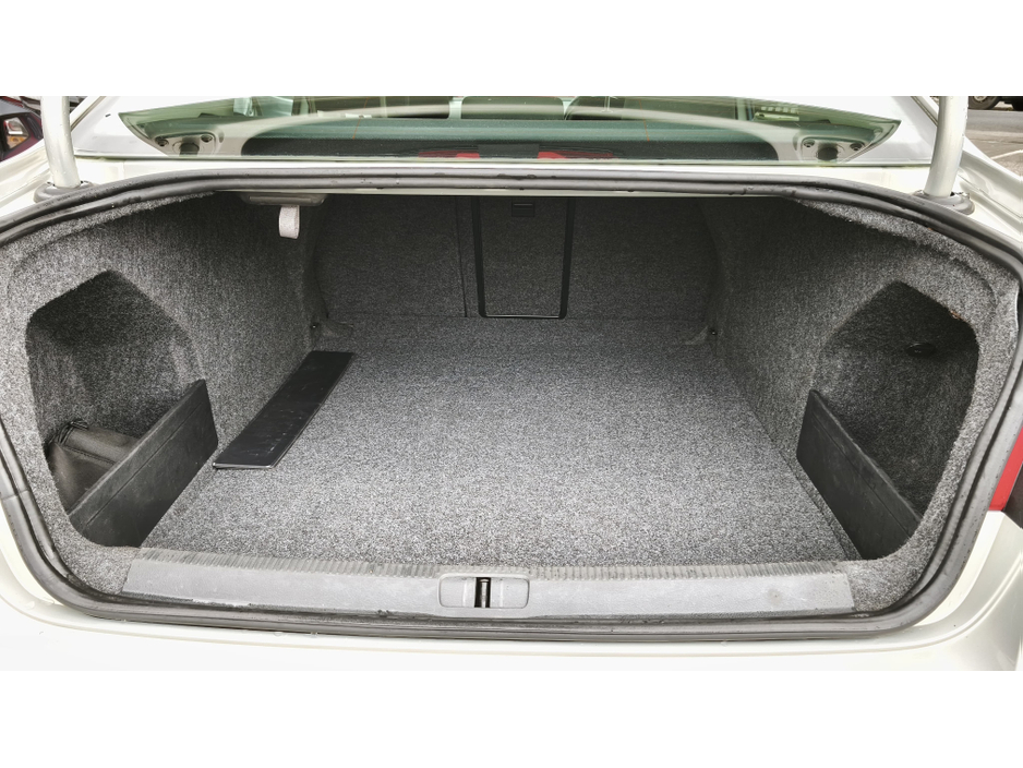 2010 Volkswagen Passat - image 14