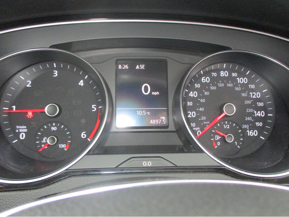 2016 Volkswagen Passat - image 2