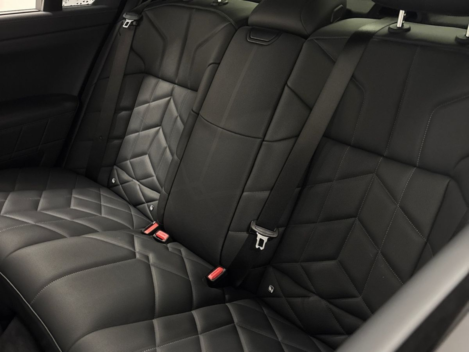 2024 BMW 7 Series - image 22