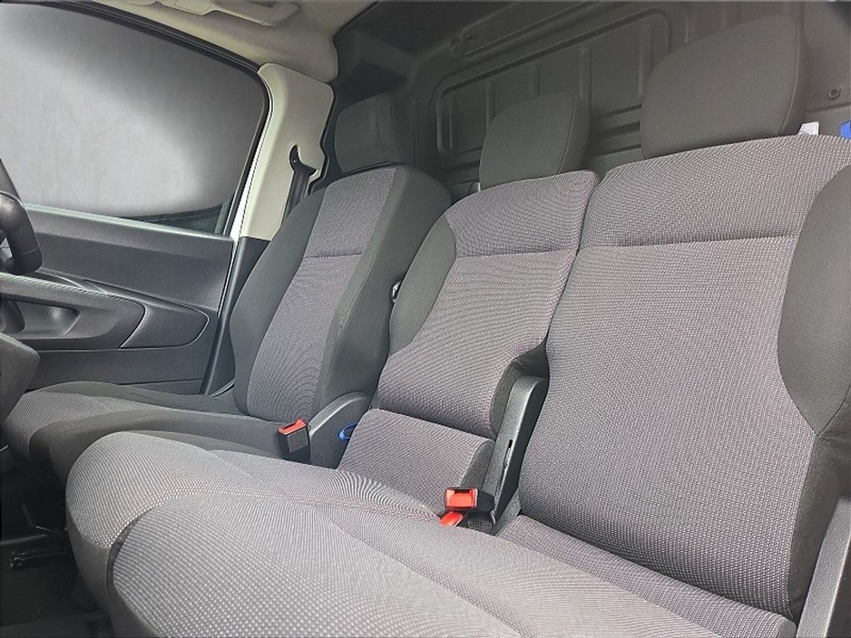 2021 Peugeot Partner - image 13