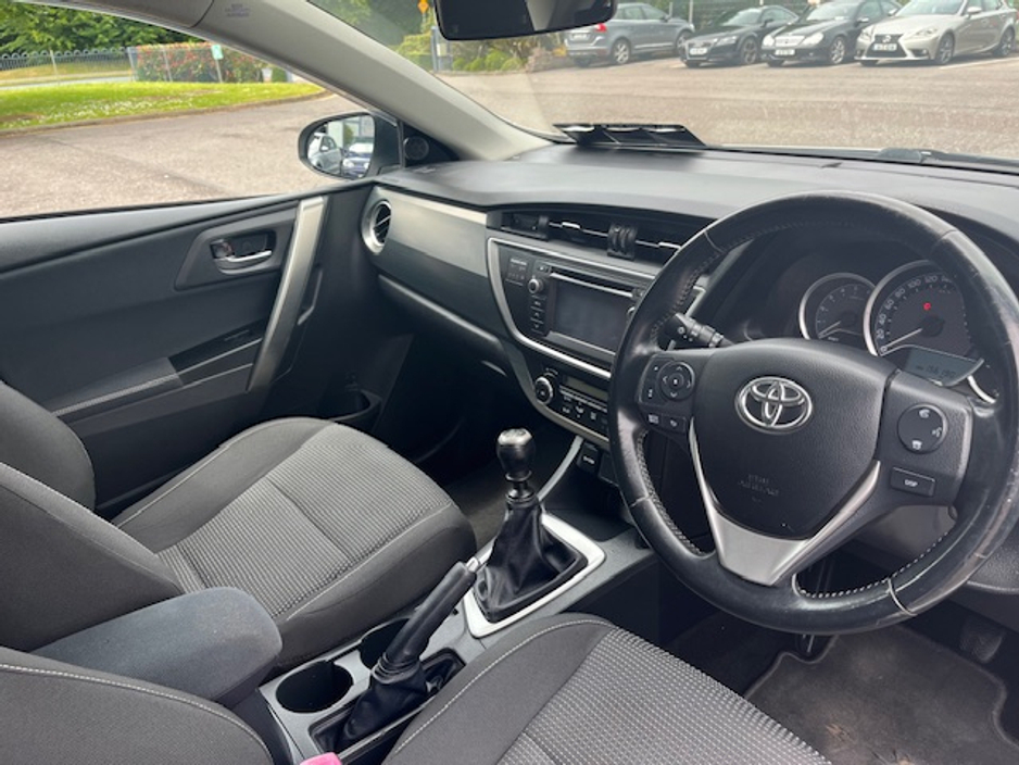 2013 Toyota Auris - image 10
