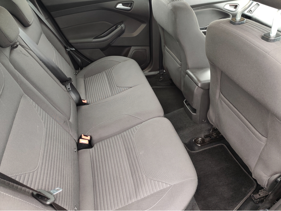 2017 Ford Focus - image 9