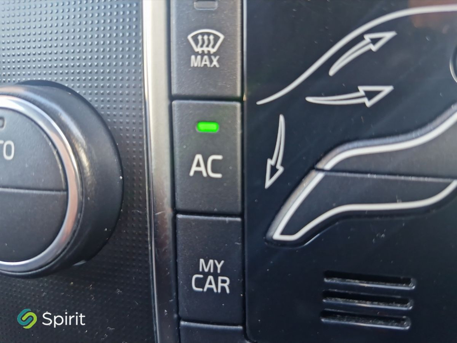 2016 Volvo V40 - image 13