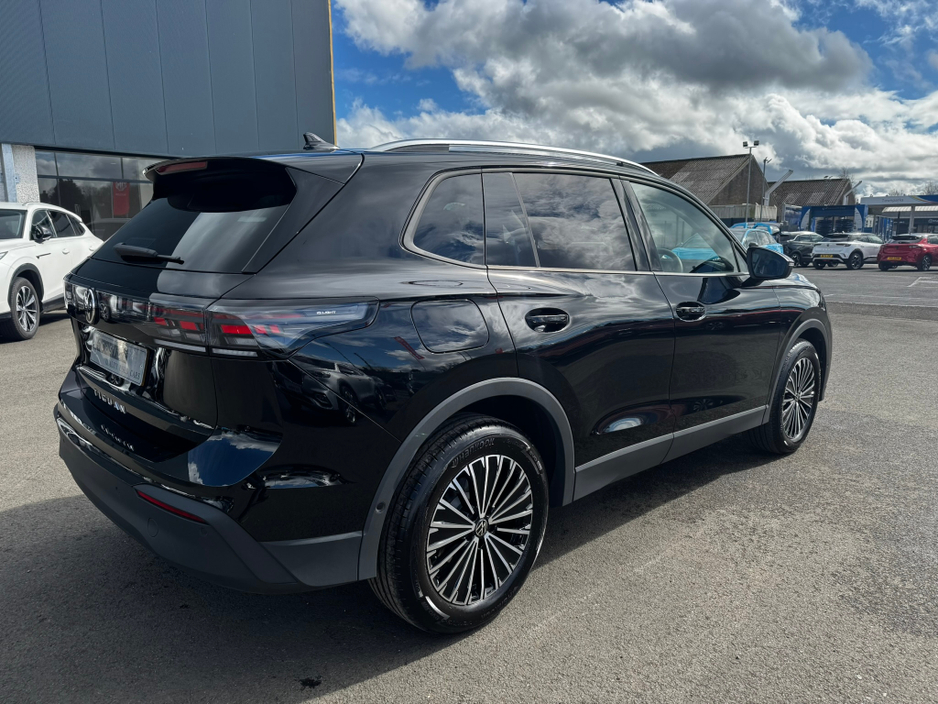 2025 Volkswagen Tiguan - image 4