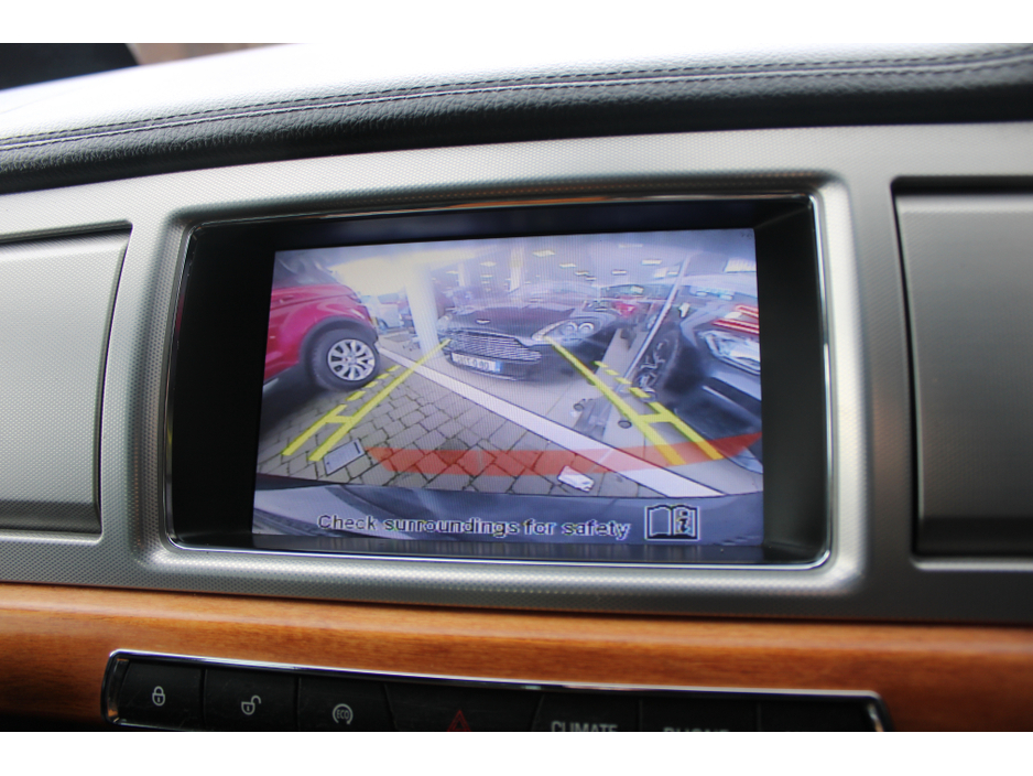 2013 Jaguar XF - image 12