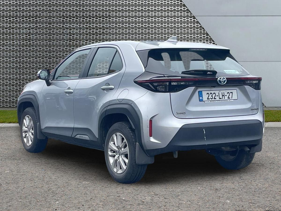 2023 Toyota Yaris Cross - image 3