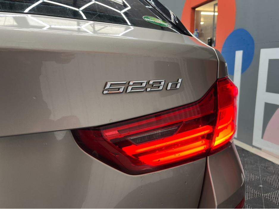 2019 BMW 5 Series - image 7