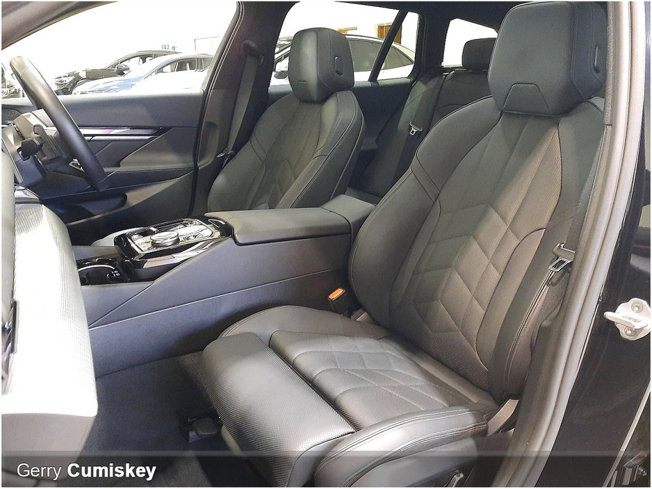 2025 BMW 5 Series - image 9