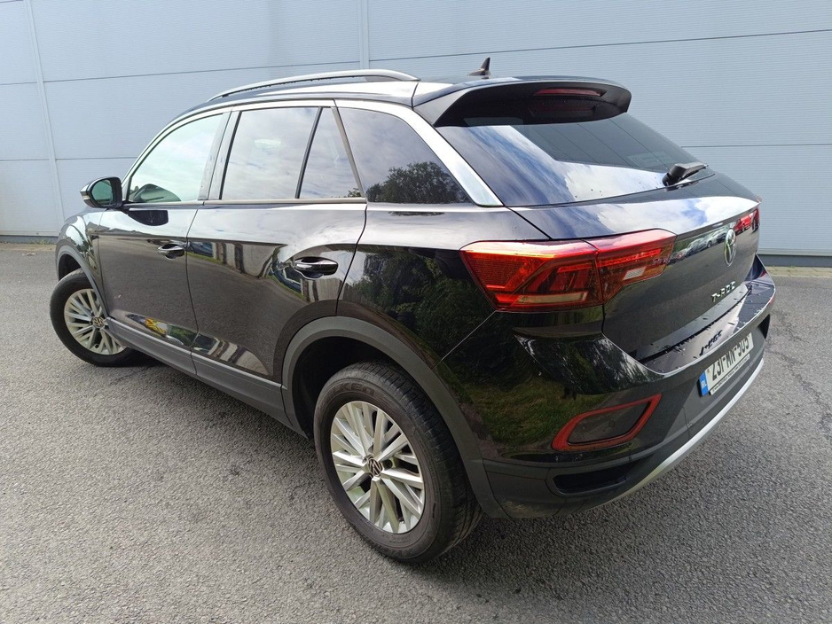 2023 Volkswagen T-Roc - image 3