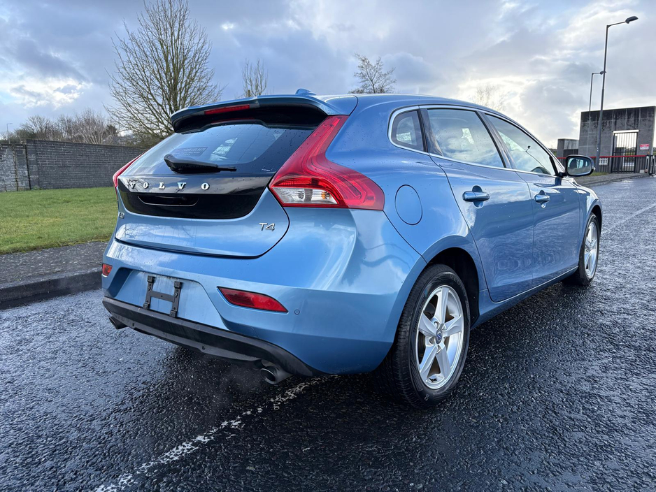 2014 Volvo V40 - image 4