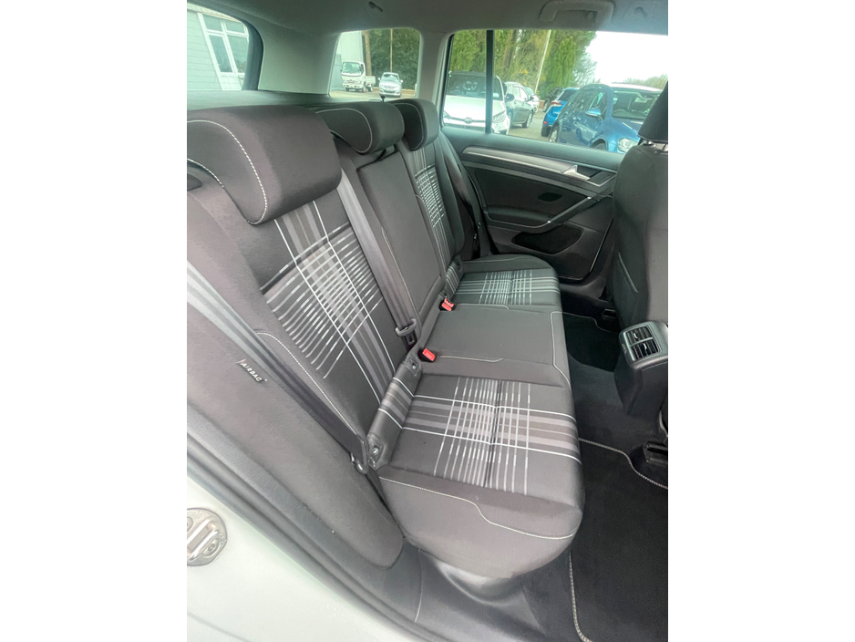 2015 Volkswagen Golf - image 11