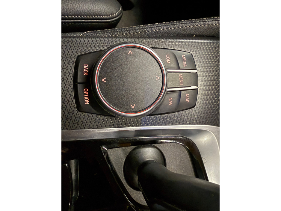 2022 BMW 5 Series - image 17