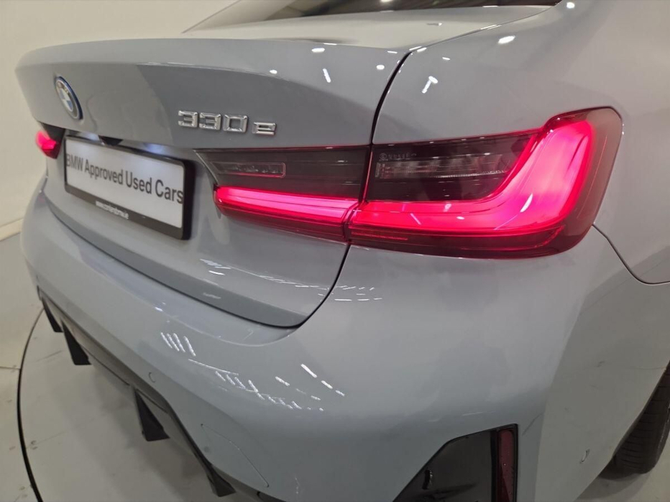 2025 BMW 3 Series - image 20