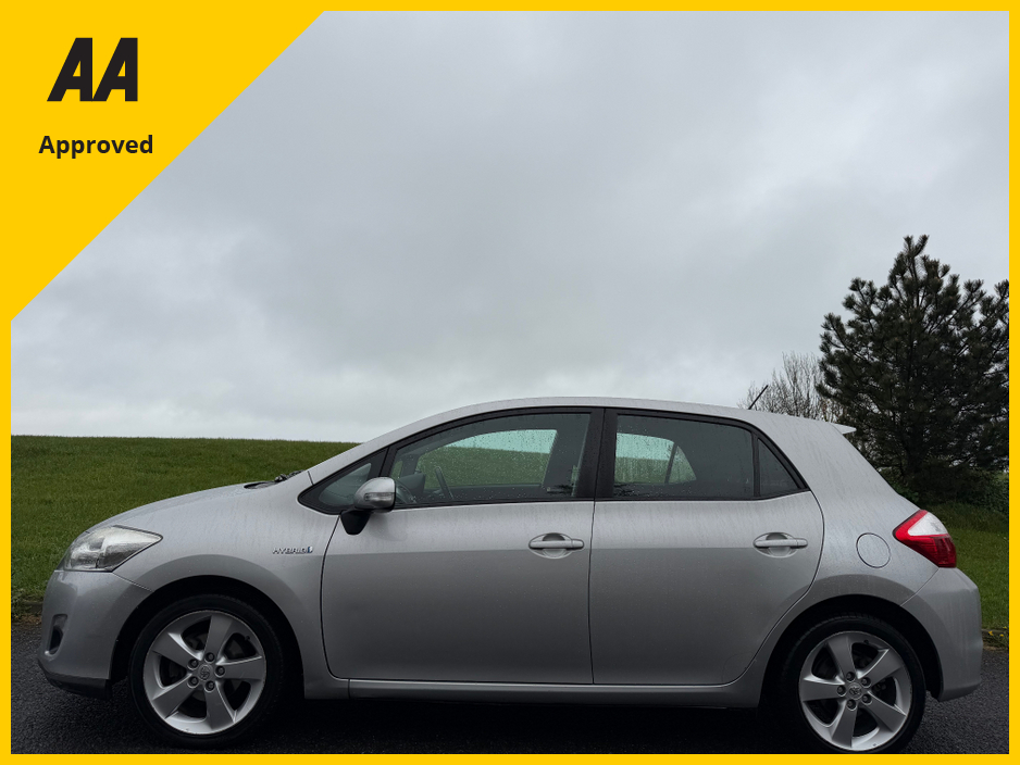 2012 Toyota Auris - image 4