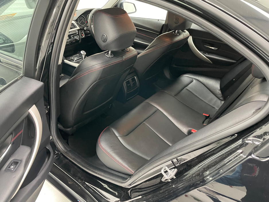 2017 BMW 3 Series - image 16