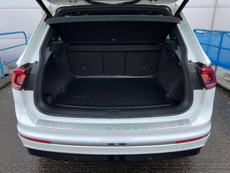 2020 Volkswagen Tiguan R-LINE 4MOTION 2.0 TDI * HUGE SPEC * // OPENING PAN ROOF // 360 PARKING CAMERAS // HEADS UP DISPLAY // APPLE CARPLAY/ANDROID AUTO €34,950